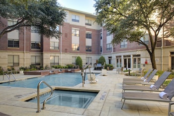 Outdoor spa tub at HYATT house Dallas/Lincoln Park
