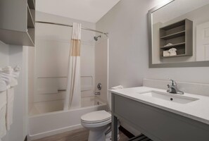 Deluxe Queen Bed | Bügeleisen/Bügelbrett, Zustellbetten, kostenloses WLAN, Bettwäsche