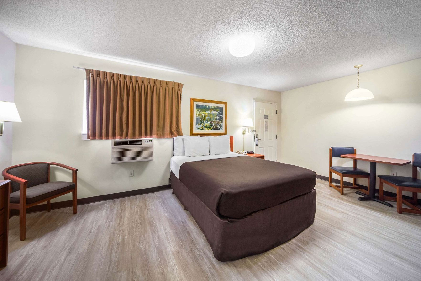Tabla de planchar con plancha, camas extra, wifi gratis y ropa de cama 