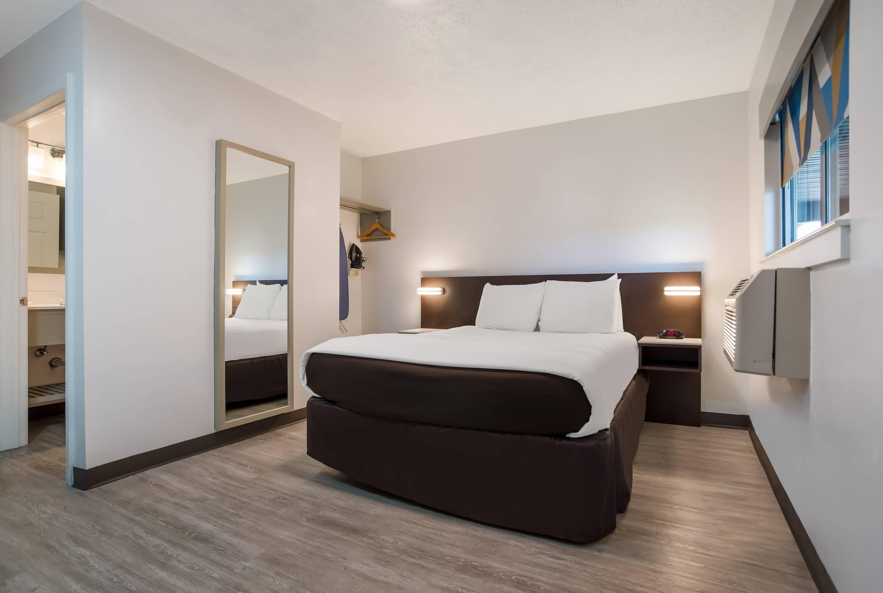 Habitación estándar, 1 cama Queen size, para no fumadores | Tabla de planchar con plancha, camas extra, wifi gratis y ropa de cama 