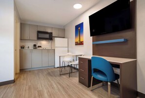 Room, 1 Queen Bed, Non Smoking | Iron/ironing board, rollaway beds, free WiFi, bed sheets