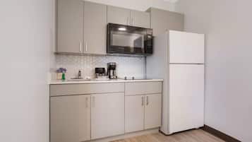 Room, 1 Queen Bed, Accessible, Non Smoking (Efficiency) | Iron/ironing board, rollaway beds, free WiFi, bed sheets