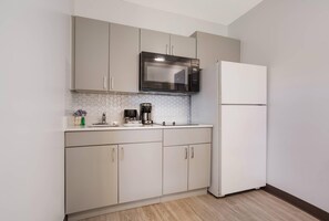 Chambre, 1 grand lit, accessible aux personnes à mobilité réduite, non-fumeurs (Efficiency) | Fer et planche à repasser, lits pliants/supplémentaires, Wi-Fi gratuit
