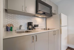 Habitación, 1 cama Queen size, para no fumadores | Tabla de planchar con plancha, camas extra, wifi gratis y ropa de cama