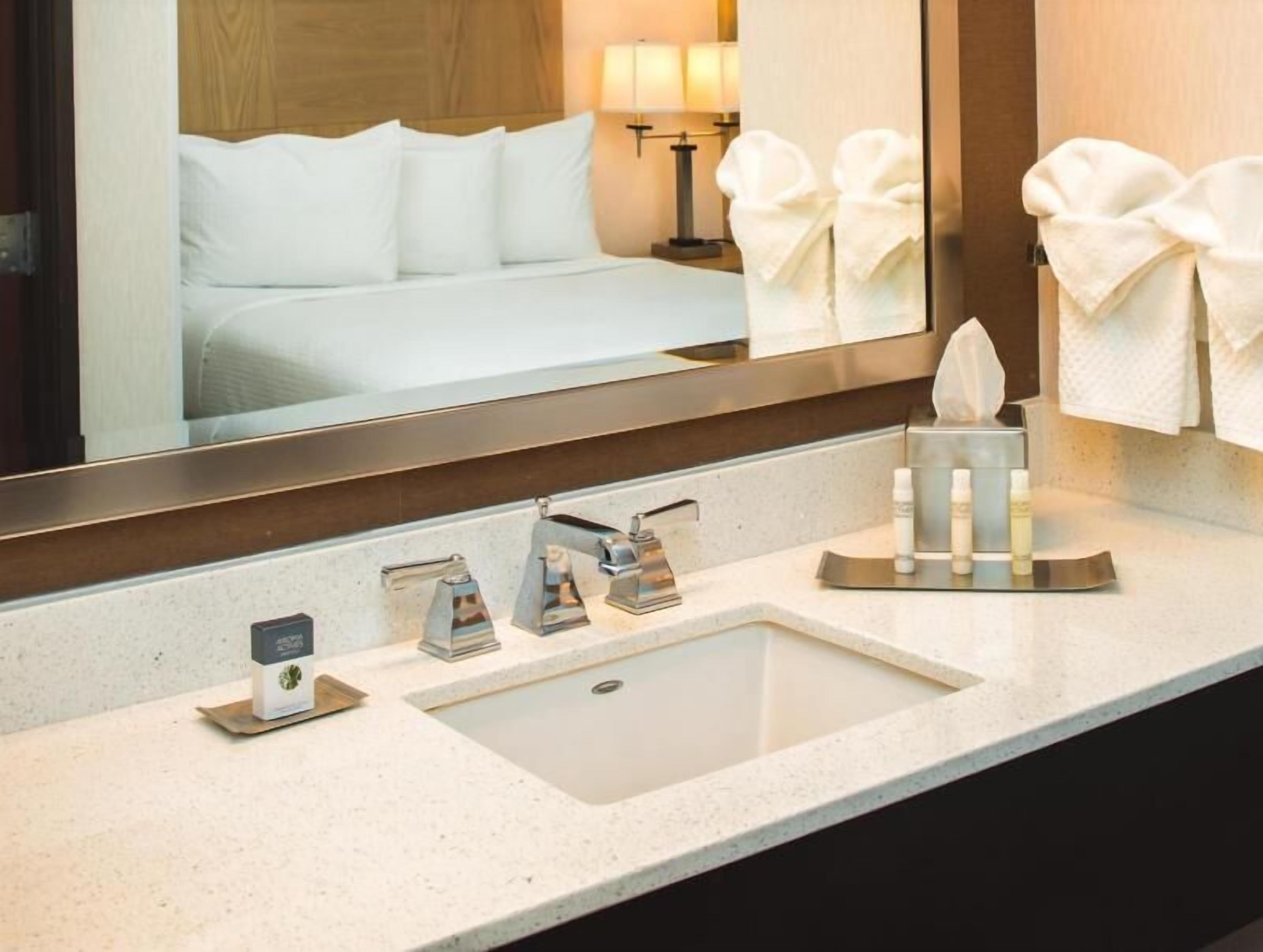 Salle de bain | Articles de toilette (gratuits), séchoir à cheveux, peignoirs