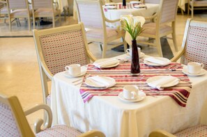 Déjeuner, dîner et souper servis sur place