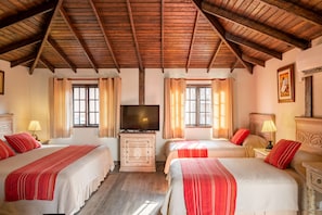 Triple Senorial Room | Literie de qualité, coffre-fort, décor unique, ameublement unique