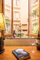 Ropa de cama de alta calidad y caja de seguridad en la habitación 