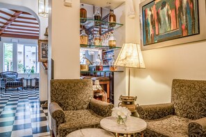 Área de estar no saguão