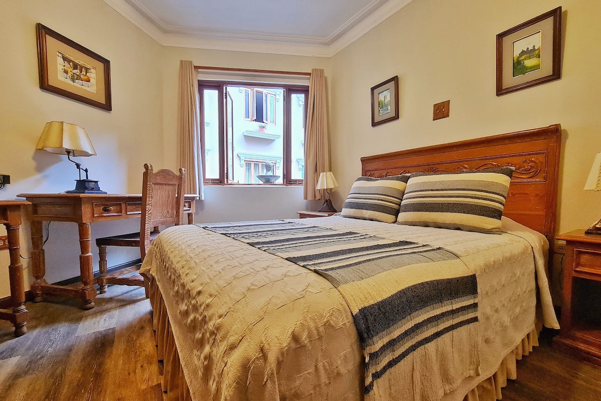 Ropa de cama de alta calidad y caja de seguridad en la habitación