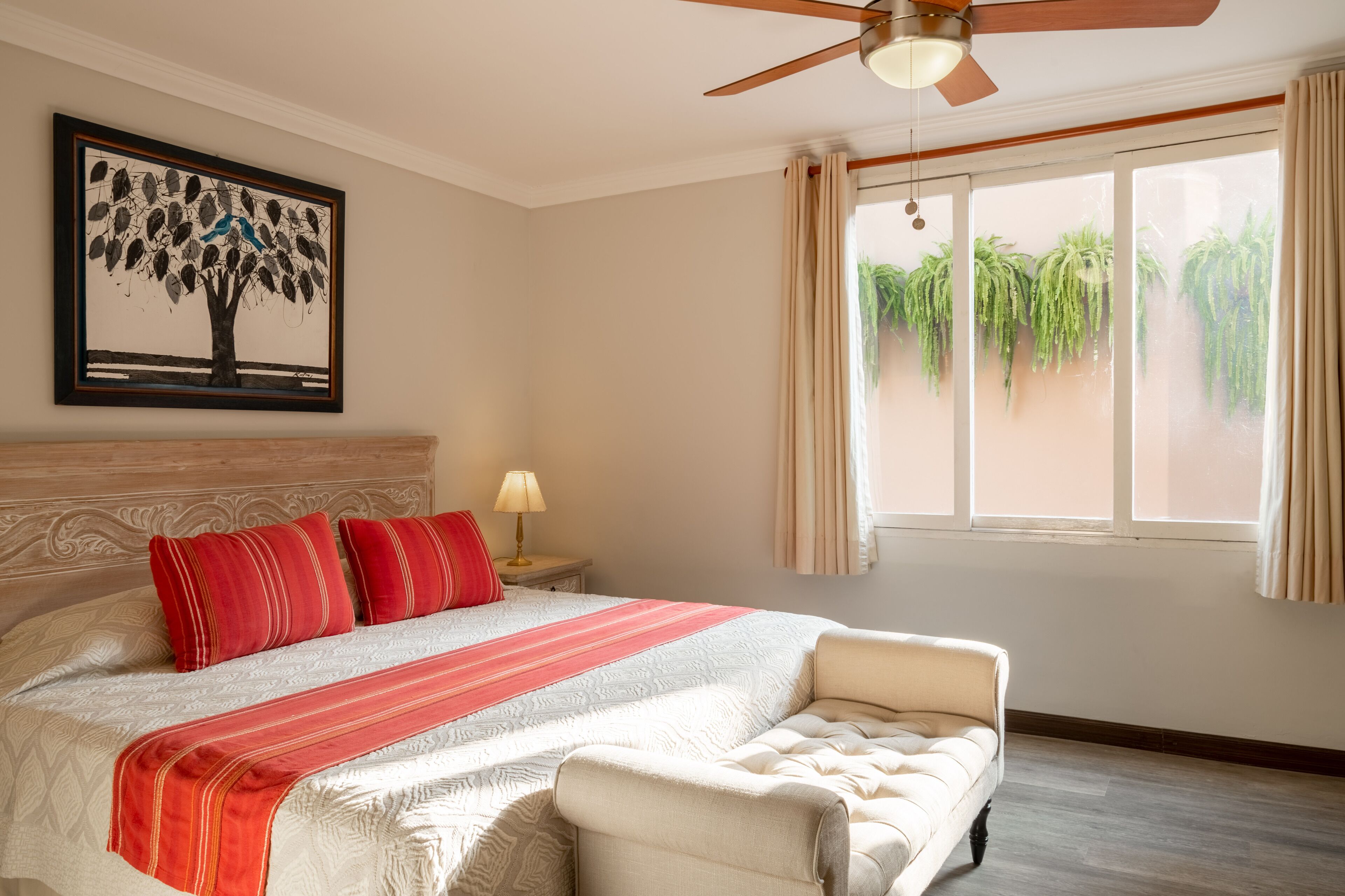 Ropa de cama de alta calidad y caja de seguridad en la habitación 