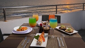 朝食、ランチ、ディナーに営業