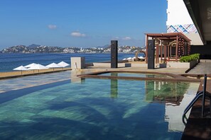 2 outdoor pools - Hotel Fiesta Mexicana (Manzanillo)