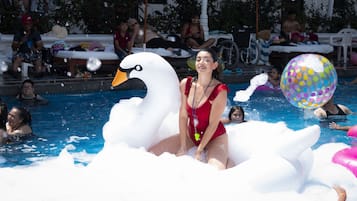 2 outdoor pools