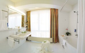 Deluxe Room | Bathroom | Hair dryer, towels - Thermal Resort Hotel Elisabethpark (Bad Gastein)