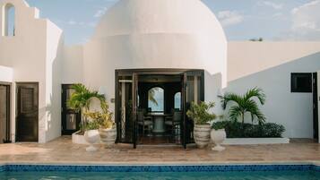 イタリアのフレッテ製シーツ、高級寝具、ミニバーのアイテム (無料)、セーフティボックス (室内)