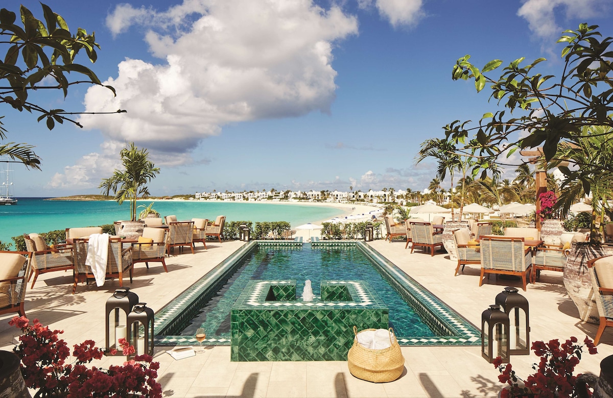 Outdoor pool, free pool cabanas