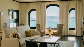 Frette Italian sheets, premium bedding, free minibar items, in-room safe