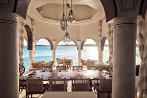 4 restaurants servant le petit déjeuner, spécialités Cuisine locale