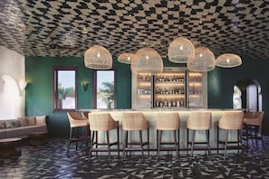 2 bars-salons, bar attenant à la piscine, bar sur la plage