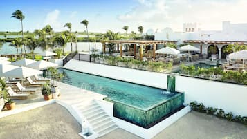 Piscine extérieure, parasols de plage, chaises longues