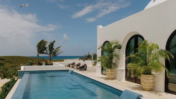 室外游泳池,池畔遮阳伞,日光浴躺椅