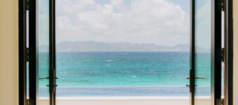 แคปจูลูก้า, โรงแรมเบลมอนด์, แองกวิลา