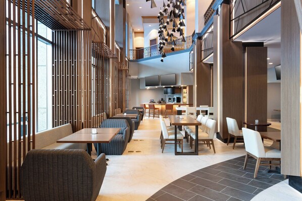 2 restoran, kahvaltı, öğle yemeği sunulur, Amerika mutfağı 