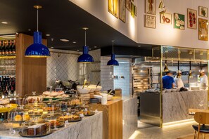 Breakfast, lunch and dinner served  - London Marriott Hotel Maida Vale (London)