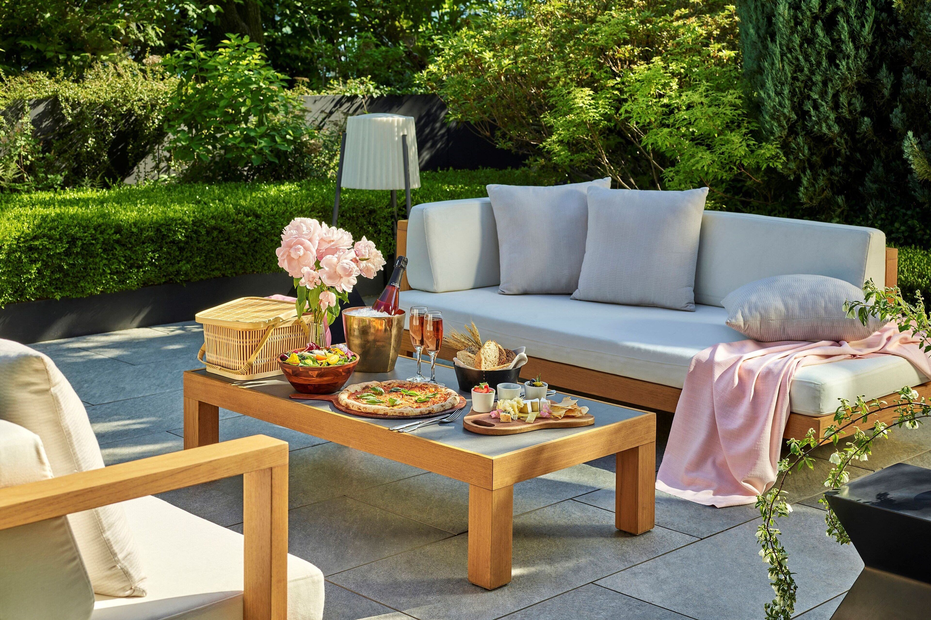 3 restaurants, breakfast, lunch served; local and international cuisine