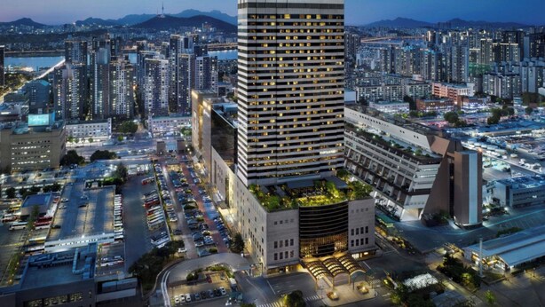 Un hotel JW Marriott de diseño moderno, rodeado de un paisaje urbano.