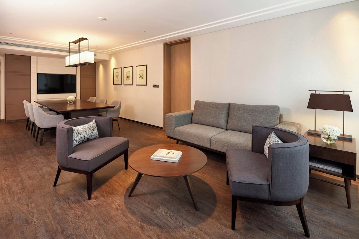 Business Suite, 1 Bedroom, Non Smoking (Executive Lounge Access) | Lounge | Serves breakfast, lunch, and dinner
