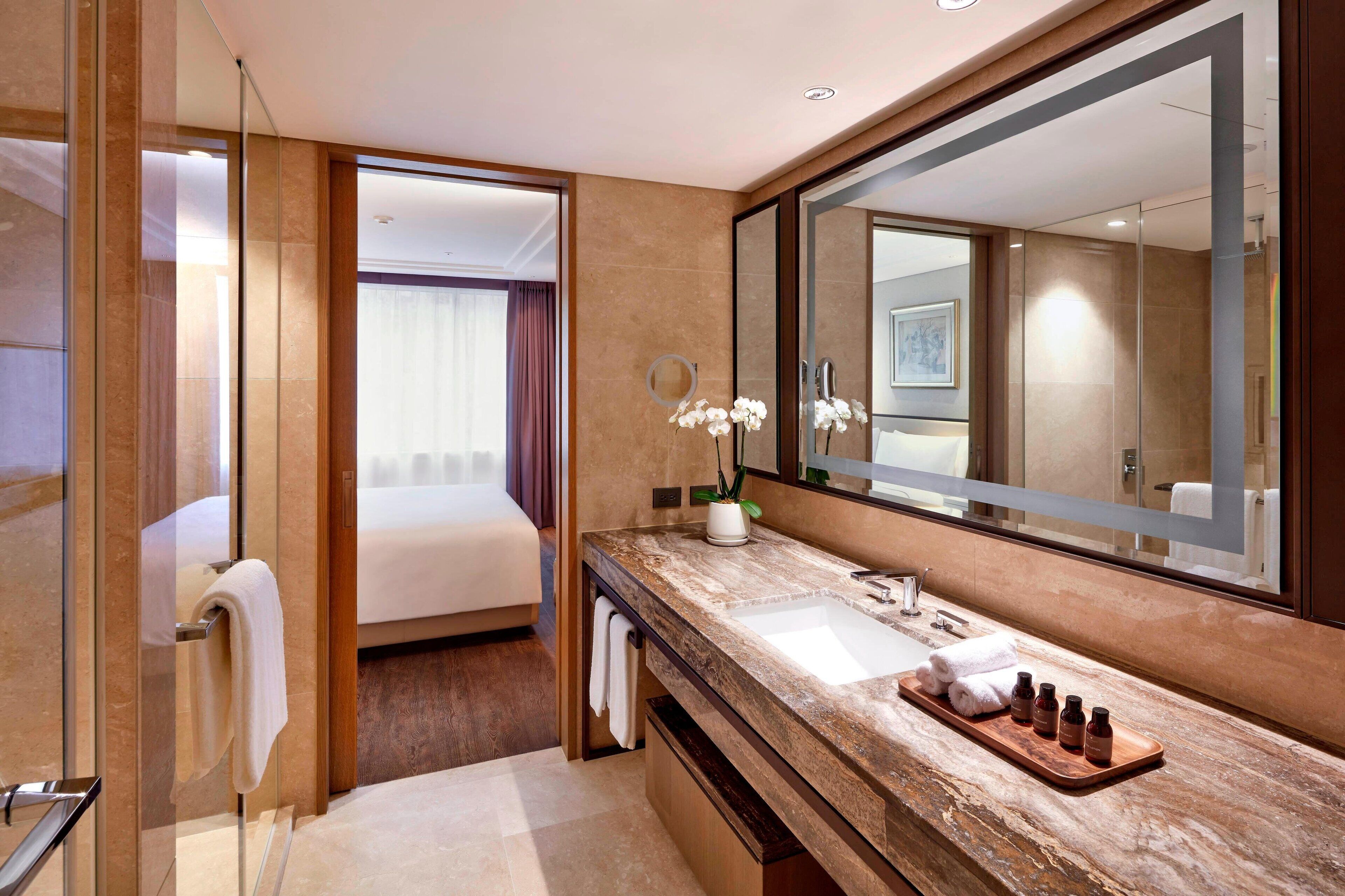business suite, 1 bedroom, non smoking | bathroom | separate bathtub and shower, free toiletries, hair dryer, bathrobes