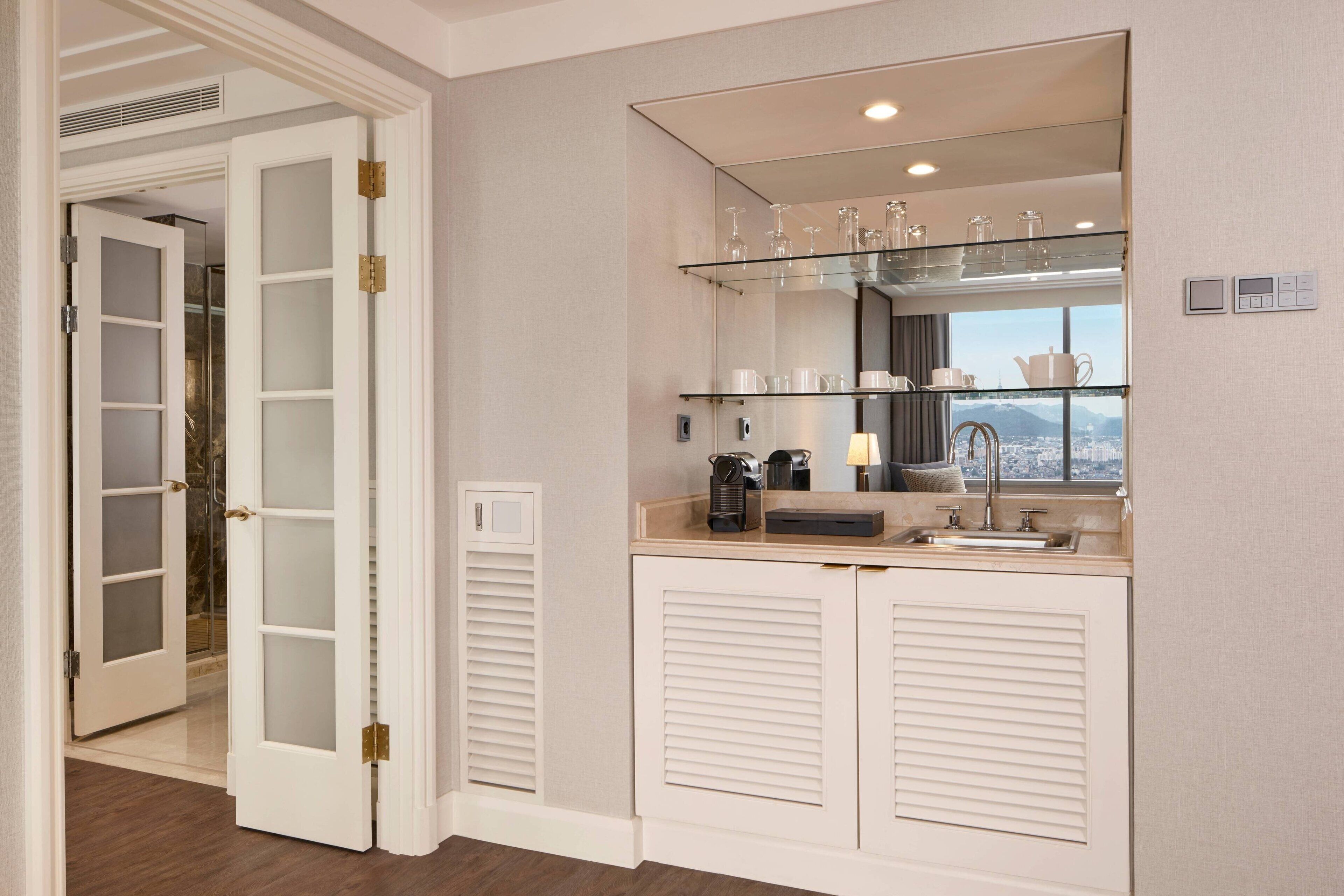 fridge, coffee/tea maker