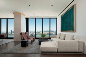 Ambassador Penthouse, 1 King Bed, 1 Bedroom, Non Smoking, River View (Executive Lounge Access) | Oppholdsområde | Flatskjerm-TV