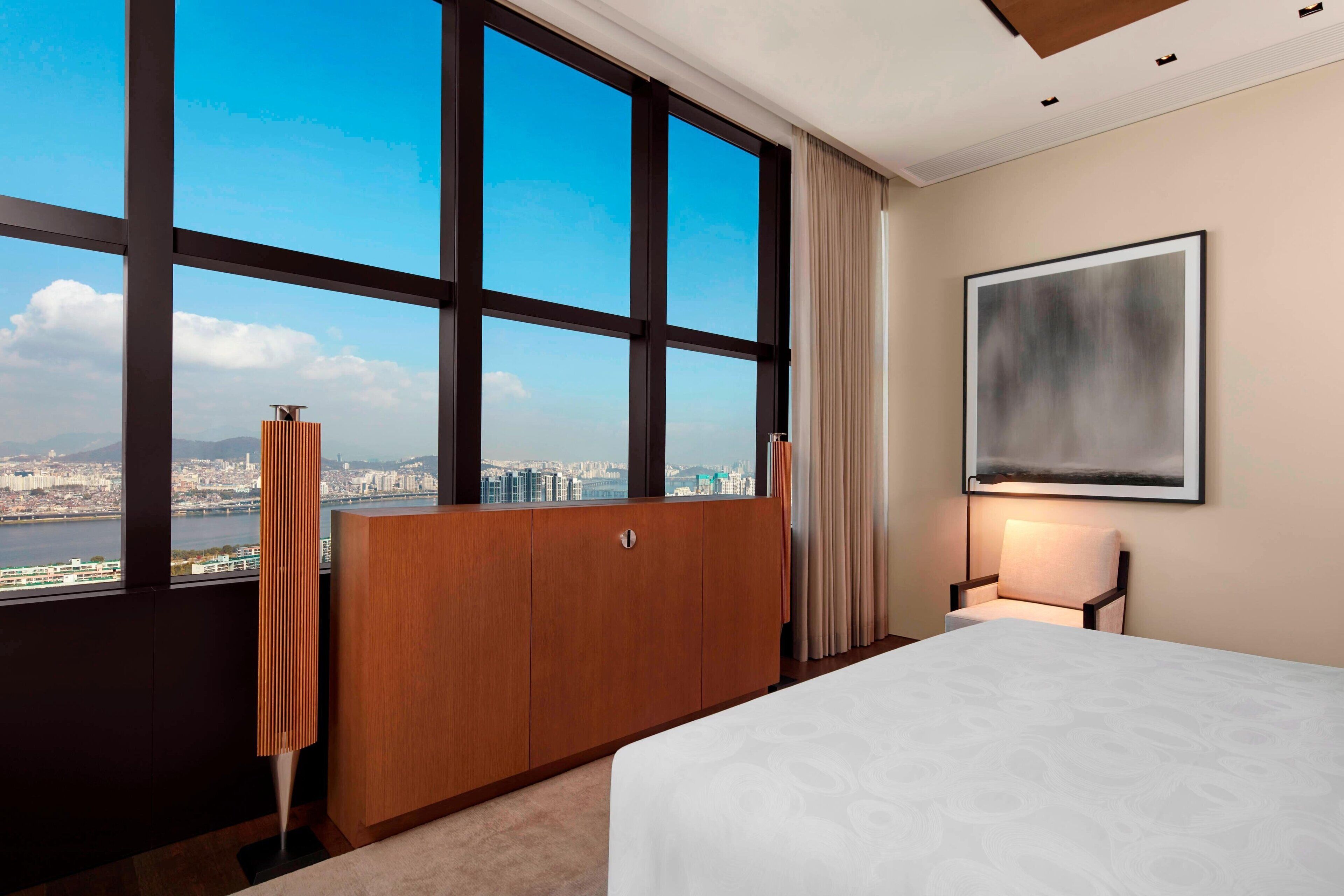 Ropa de cama de alta calidad, cubrecamas y minibar 