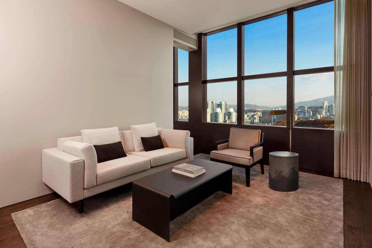 Executive-Zimmer, 1 Schlafzimmer, Nichtraucher (Executive Lounge Access) | Wohnbereich | Flachbildfernseher