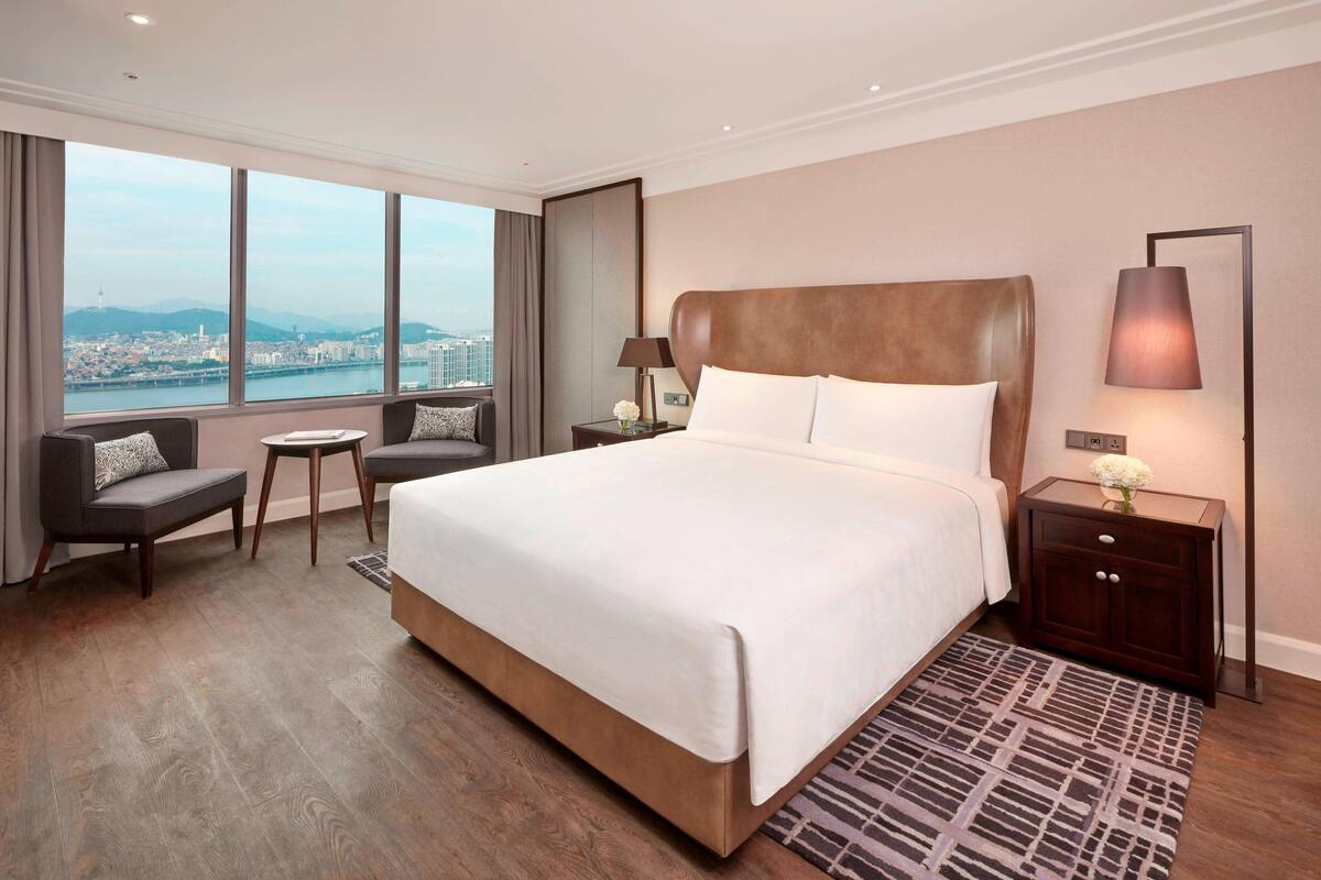 King Suite, King Bed, 1 Bedroom, Non Smoking | 高級寢具、羽絨被、迷你吧、客房內保險箱