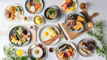 Desayuno buffet diario (KRW 85000 por persona)