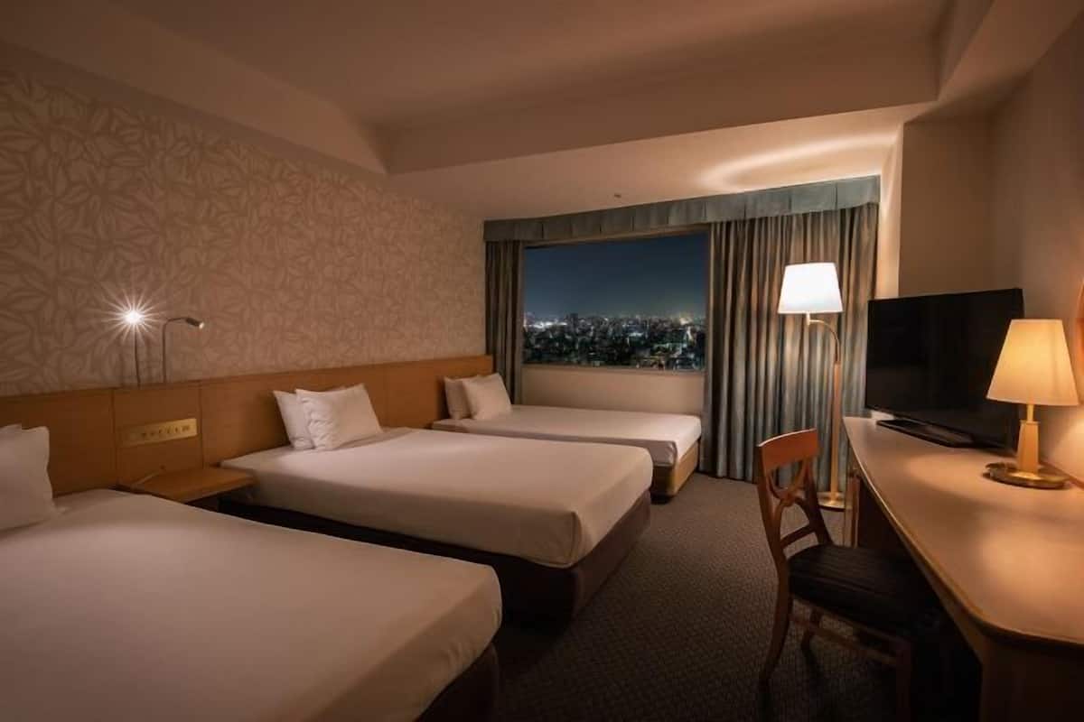 Premium bedding, in-room safe, desk, blackout drapes