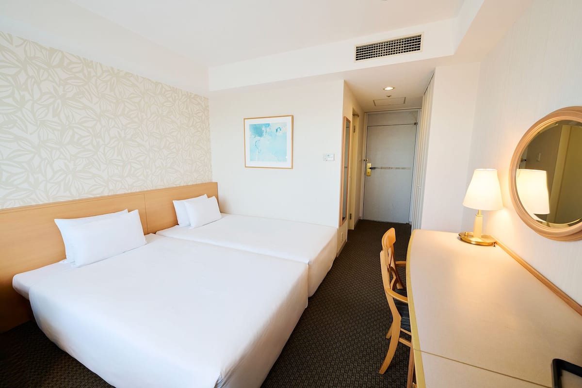 Premium bedding, in-room safe, desk, blackout drapes
