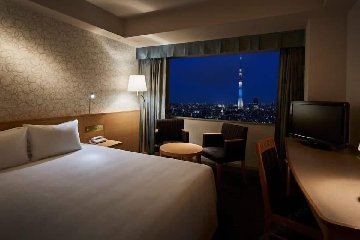 Premium bedding, in-room safe, desk, blackout drapes