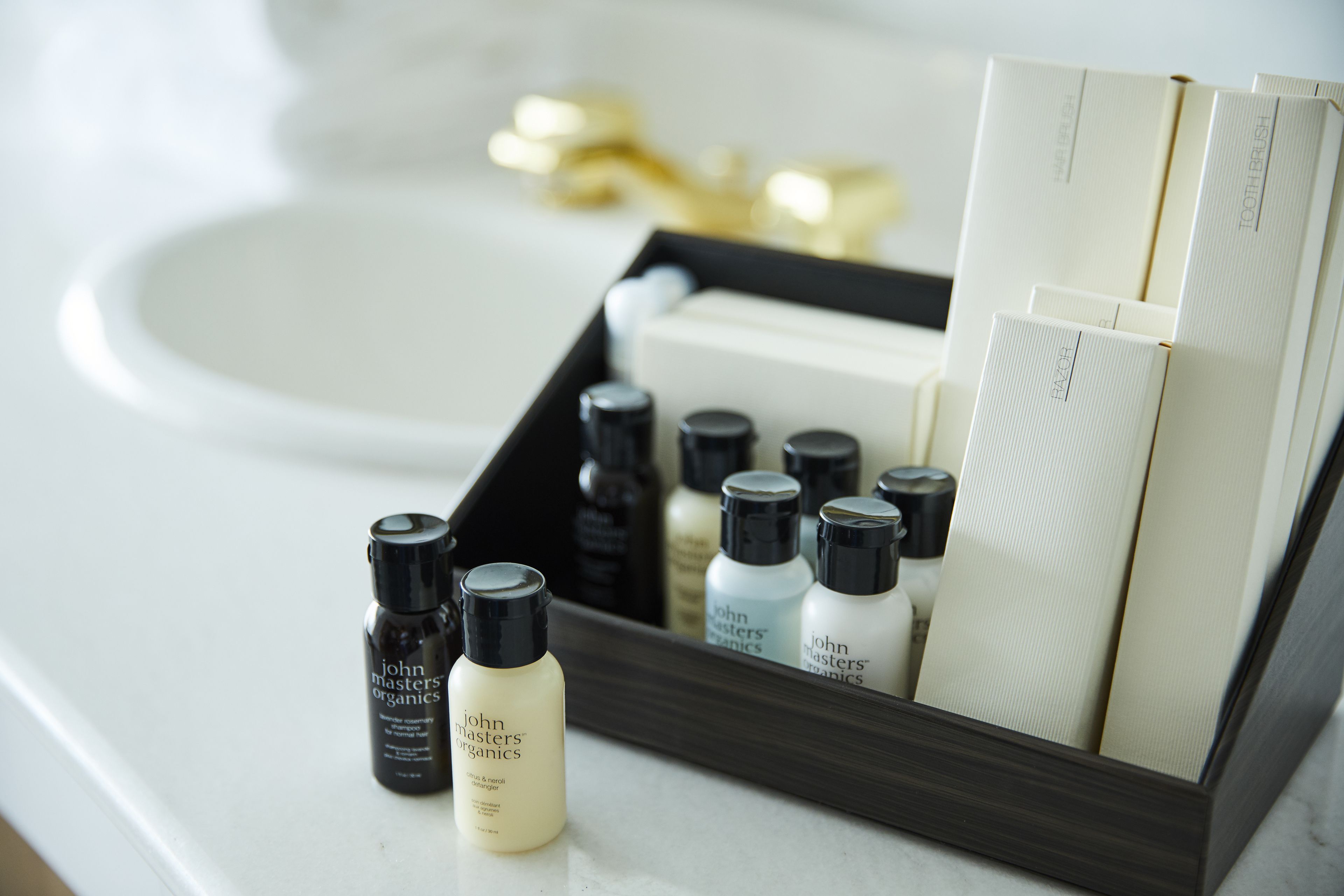 combined shower/bathtub, eco-friendly toiletries, hair dryer, slippers