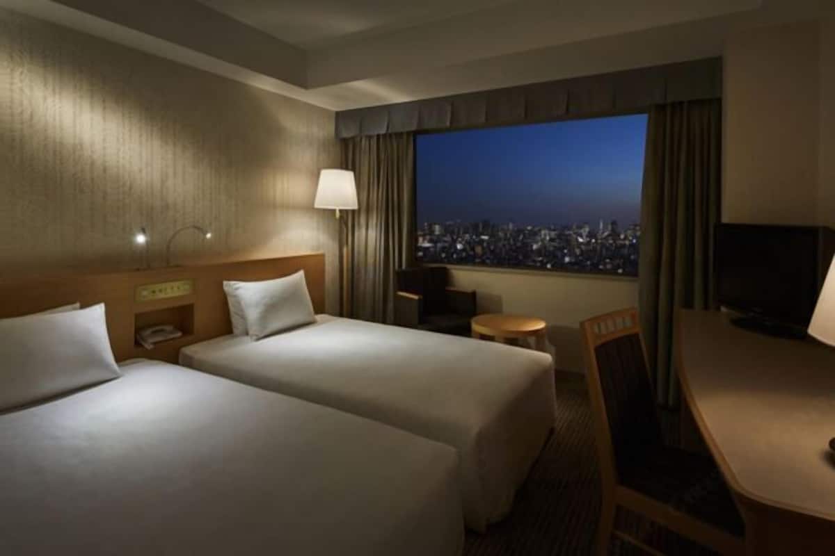 Premium bedding, in-room safe, desk, blackout drapes
