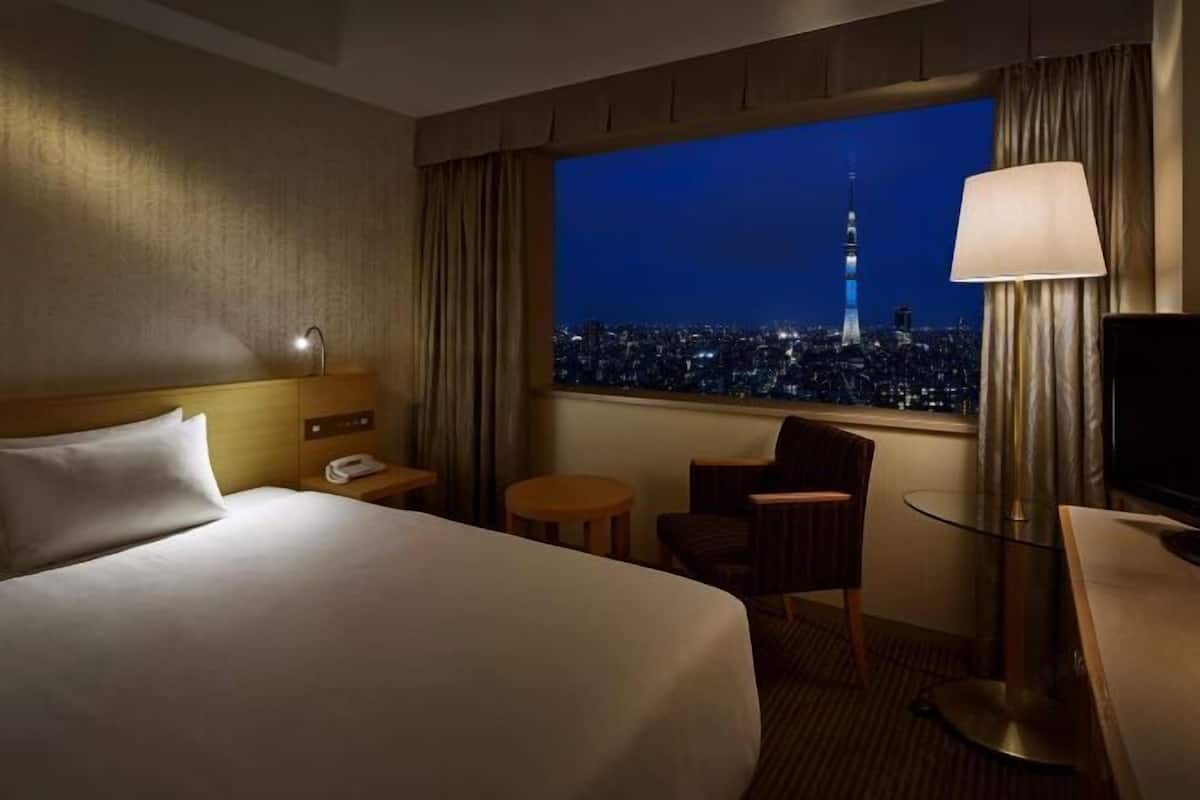 Premium bedding, in-room safe, desk, blackout drapes