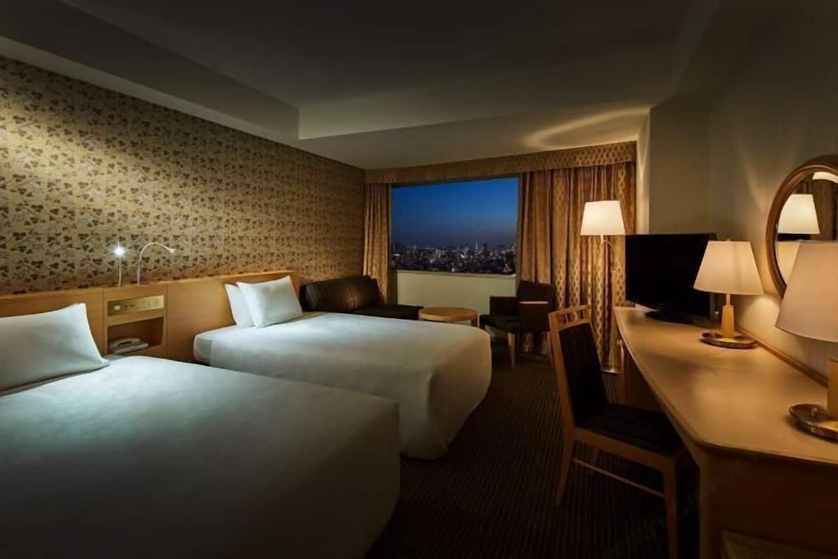 Premium bedding, in-room safe, desk, blackout drapes