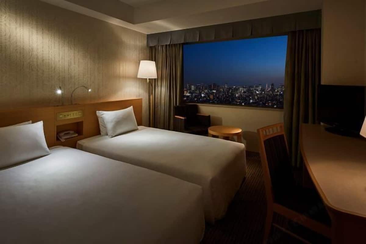 Premium bedding, in-room safe, desk, blackout drapes