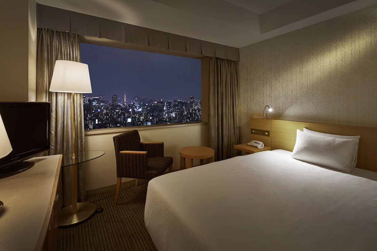 Premium bedding, in-room safe, desk, blackout drapes