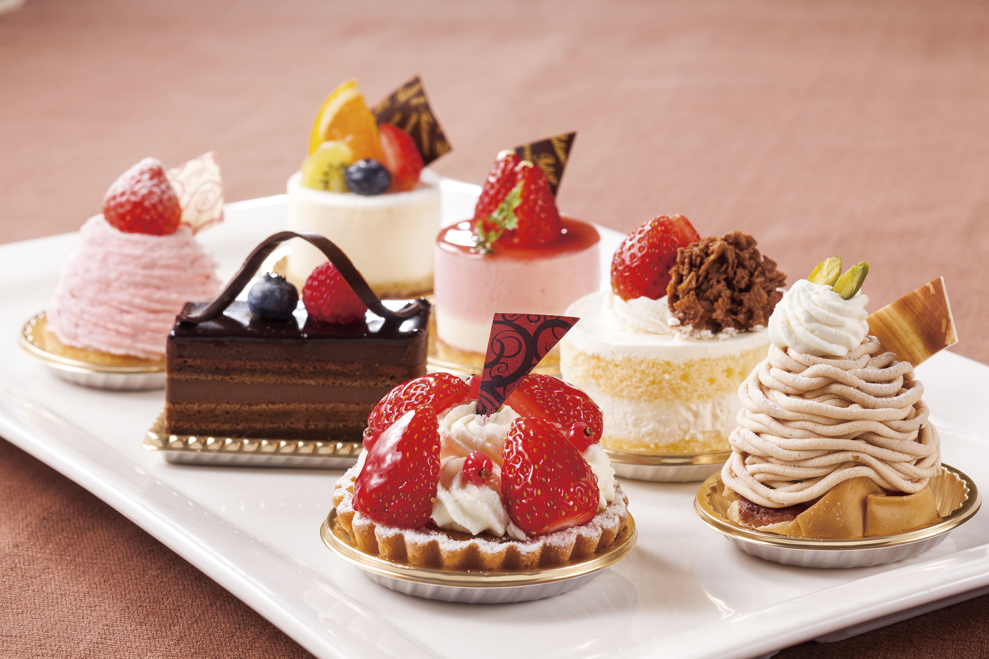 Una variedad de postres en un plato blanco.
