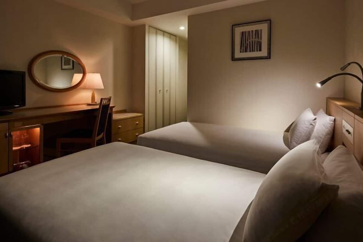 Premium bedding, in-room safe, desk, blackout drapes